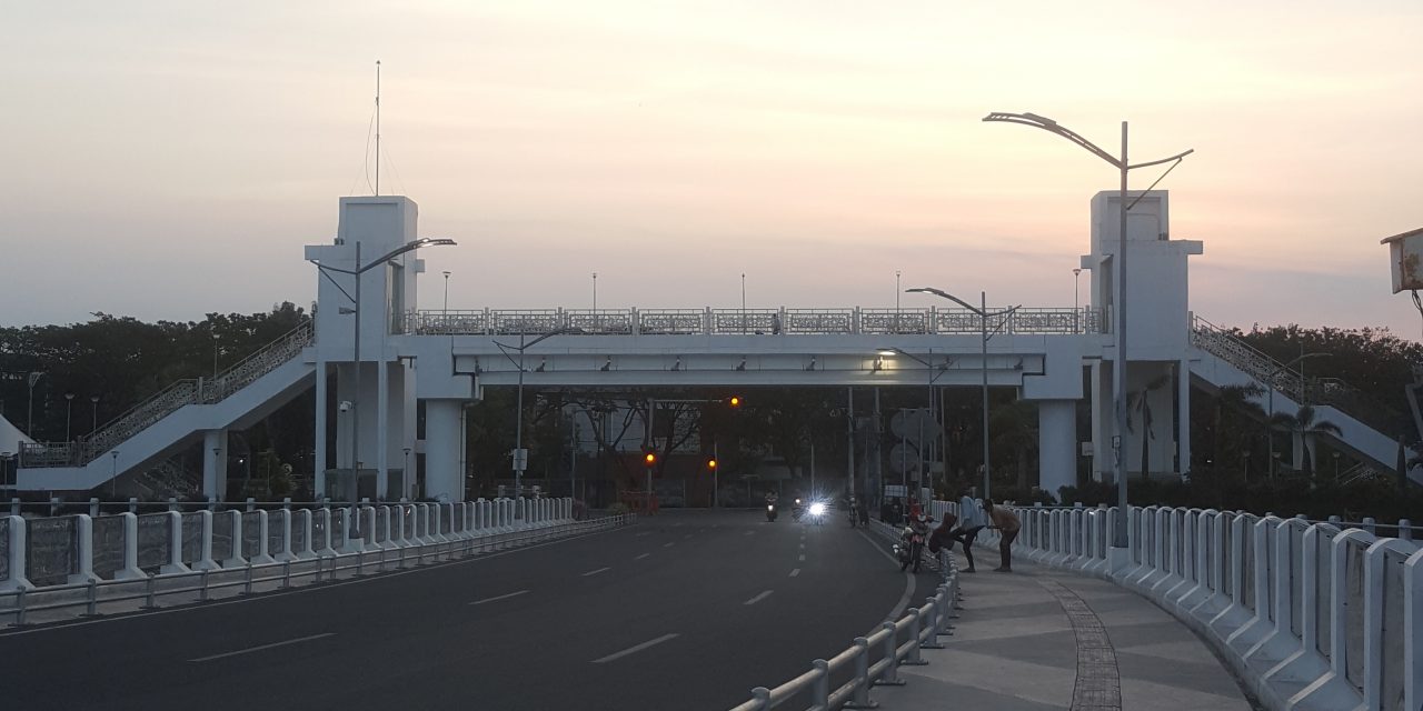 Menikmati Panorama Laut di Jembatan Suroboyo
