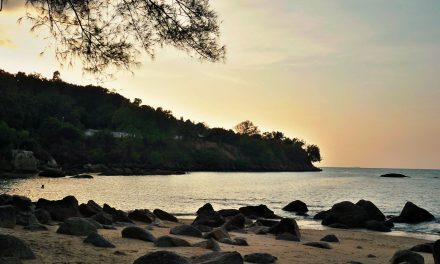 Menyelisik Pesona Batu Ferringhi – Pantai Berpasir Putih yang Ciamik di Penang!